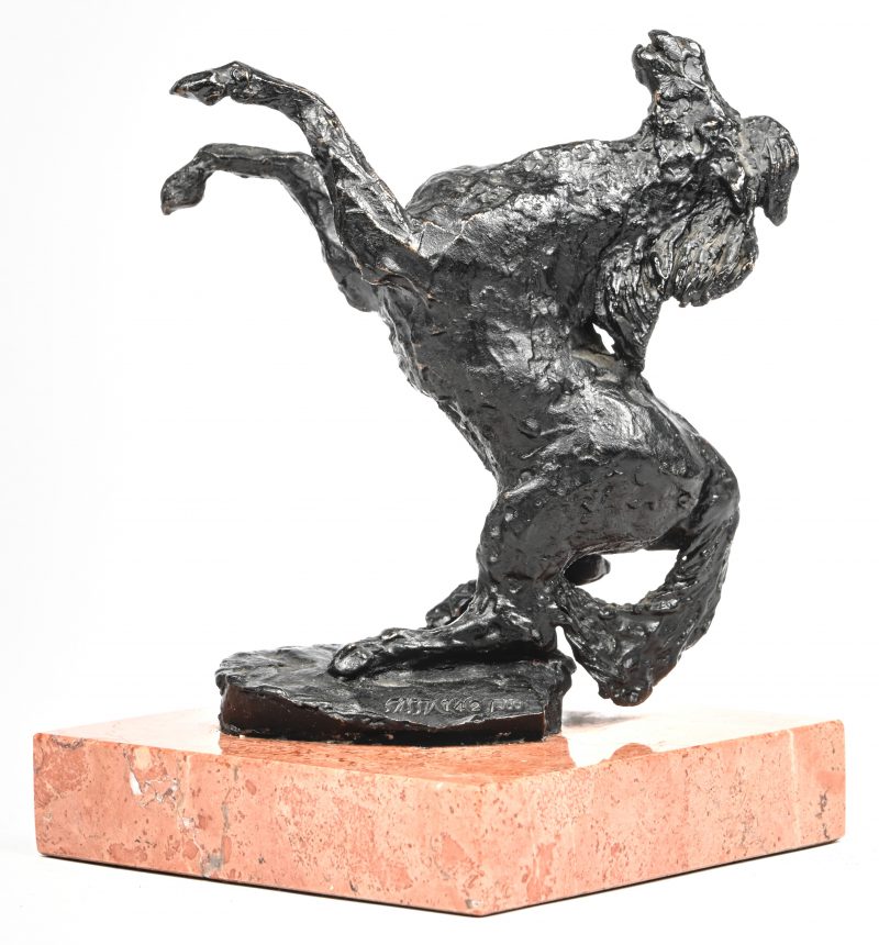 “Cavallino Impennato”. Een brons gegoten beeldje van een steigerend paard op marmeren voet. Onderaan gesigneerd en genummerd 142/300.