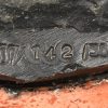 “Cavallino Impennato”. Een brons gegoten beeldje van een steigerend paard op marmeren voet. Onderaan gesigneerd en genummerd 142/300.