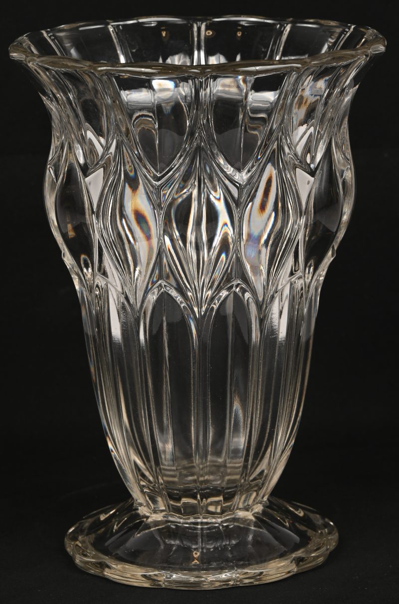Een art-deco vaas in kleurloos persglas, gemerkt Val Saint Lambert.