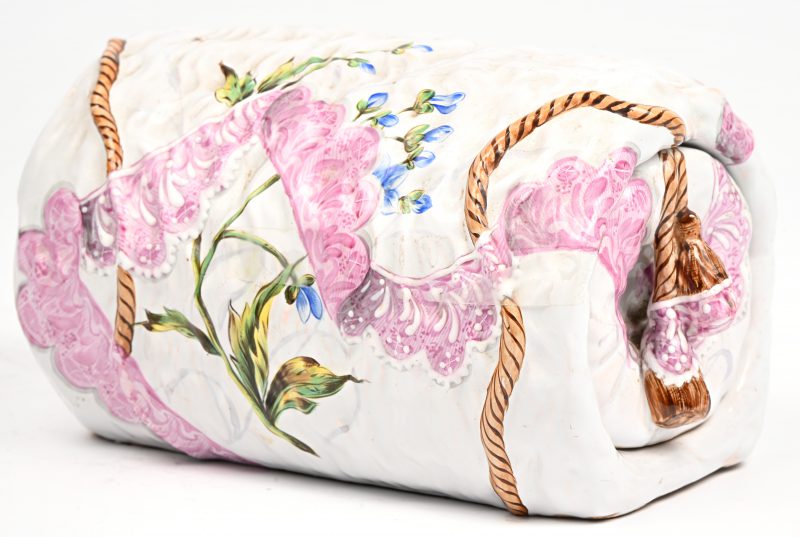 Een porseleinen tabaksdoos met schuif en met floraal decor versierd. Onderaan gemonogrammeerd “MG” & “StCt”.