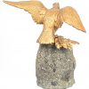 Een verguld brons gesculpteerd beeld van een adelaar op tak, gemonteerd op een kasseisteen.