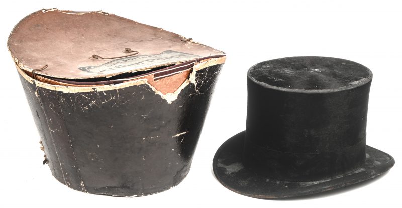 Een vintage Top Hat in originele doos. Gemerkt “Chapellerie Arthur Peppe”, 25 Rue Leys, Anvers. Vroeg 20e eeuw.