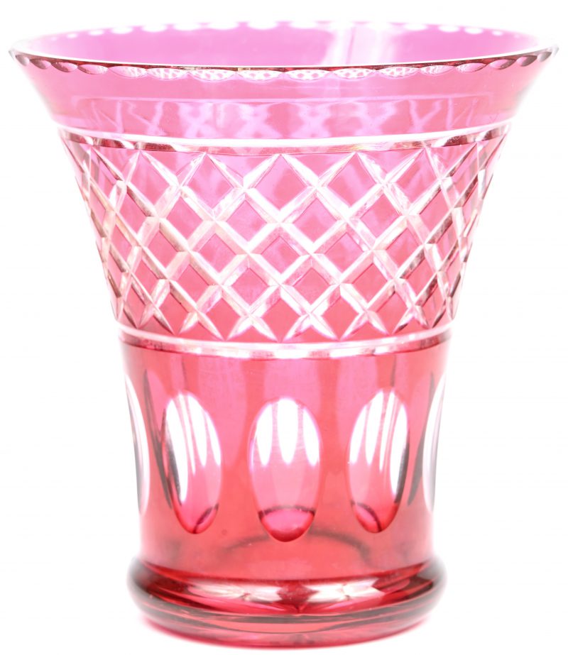 Een vintage Boheems kristallen vaas met geslepen geometrisch decor.
