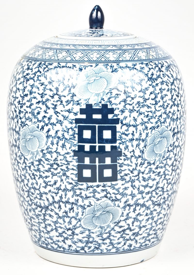 Een gemberpot in Chinees porselein met gelukstekens op een florale achtergrond.