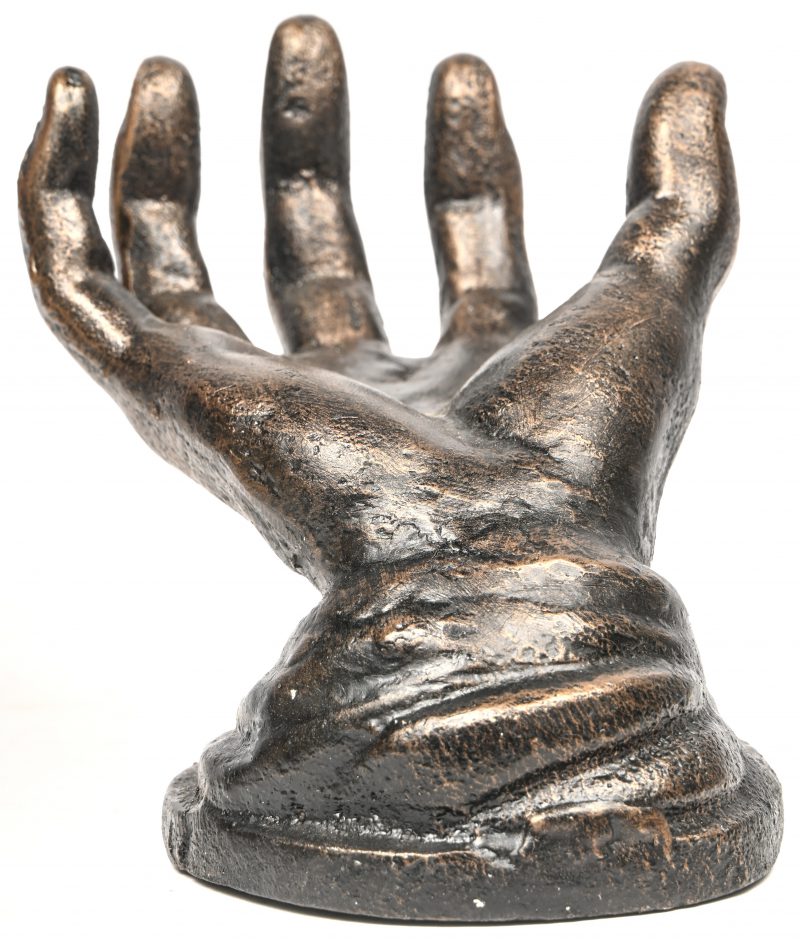 Een gepatineerd brons gesculpteerde hand.