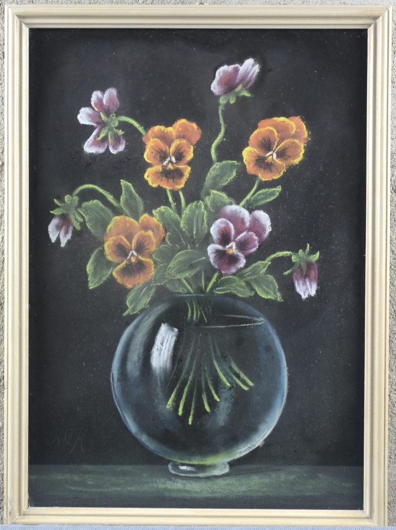 “Vaas met bloemen”. Pastel op zwart papier. Gemonogrammeerd ‘ACK’.