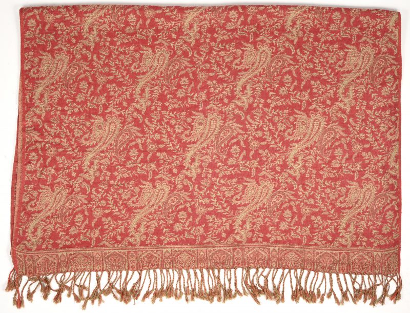 Een zijden sjaal met kashmir motief.