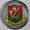 Een militair parade-kostuum met bijhorende kepi en een badge met opschrift Reigersvliet.