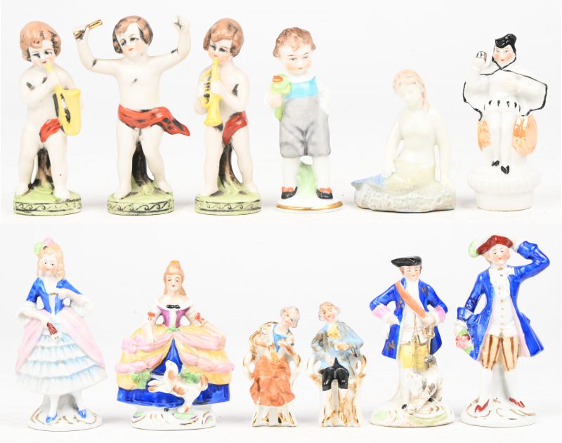 Twaalf miniatuur beeldjes van veelkleurig porselein. Diverse Saksische merken, omstreeks 1900.