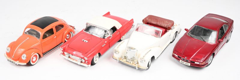 Vier miniatuurwagens, schaal 1/18: Mercedes 1955 (Maisto), VW Kever (Majorette), Ford T-Bird 1955 (Road Tough), BMW 850i (Maisto)