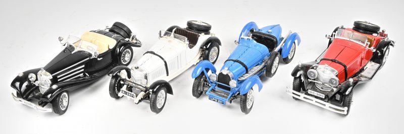 Vier antieke sportwagens. Drie Mercedes, één Bugatti. Schaal 1/18.