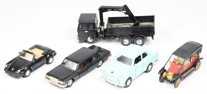 Vijf diverse miniatuurauto’. Een Trabant, een Зил, een oldtimer (Russobalt), een Porsche, een vrachtwagen.