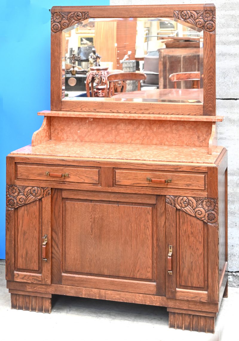 Een art-deco commode met spiegel in massief eik en een oranje-rood marmeren blad.