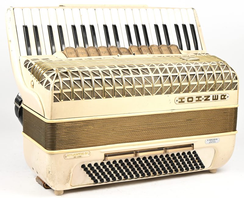 Een accordeon, Hohner Atlantic IV De Luxe in zijn originele draagkoffer in werkende staat.