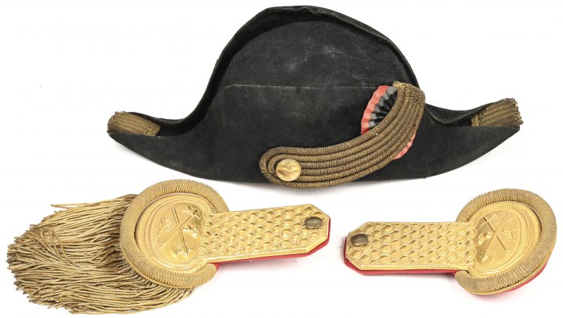 “Bicorne Marine Imperiale”. Een hoed uit de periode van Napoleon III met bijgevoegd een set epoletten in koper en vilt met bijlen en vlammen.