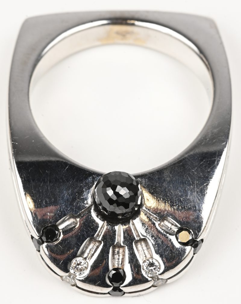 Een 18 kt witgouden design ring bezet met zwarte briljanten met een gezamenlijk gewicht van +- 0,32 ct. en witte stenen van 0,06 ct.