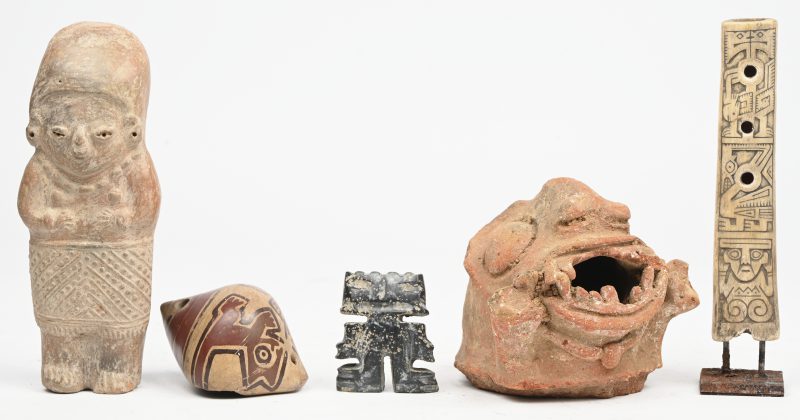 Een varia lot van 5 Zuid-Amerikaanse artefacten, beeldjes en instrumenten uit aardewerk, been en steen.