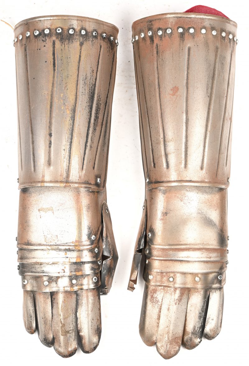 Een paar replica middeleeuwse pantserhandschoenen als wanddeco.