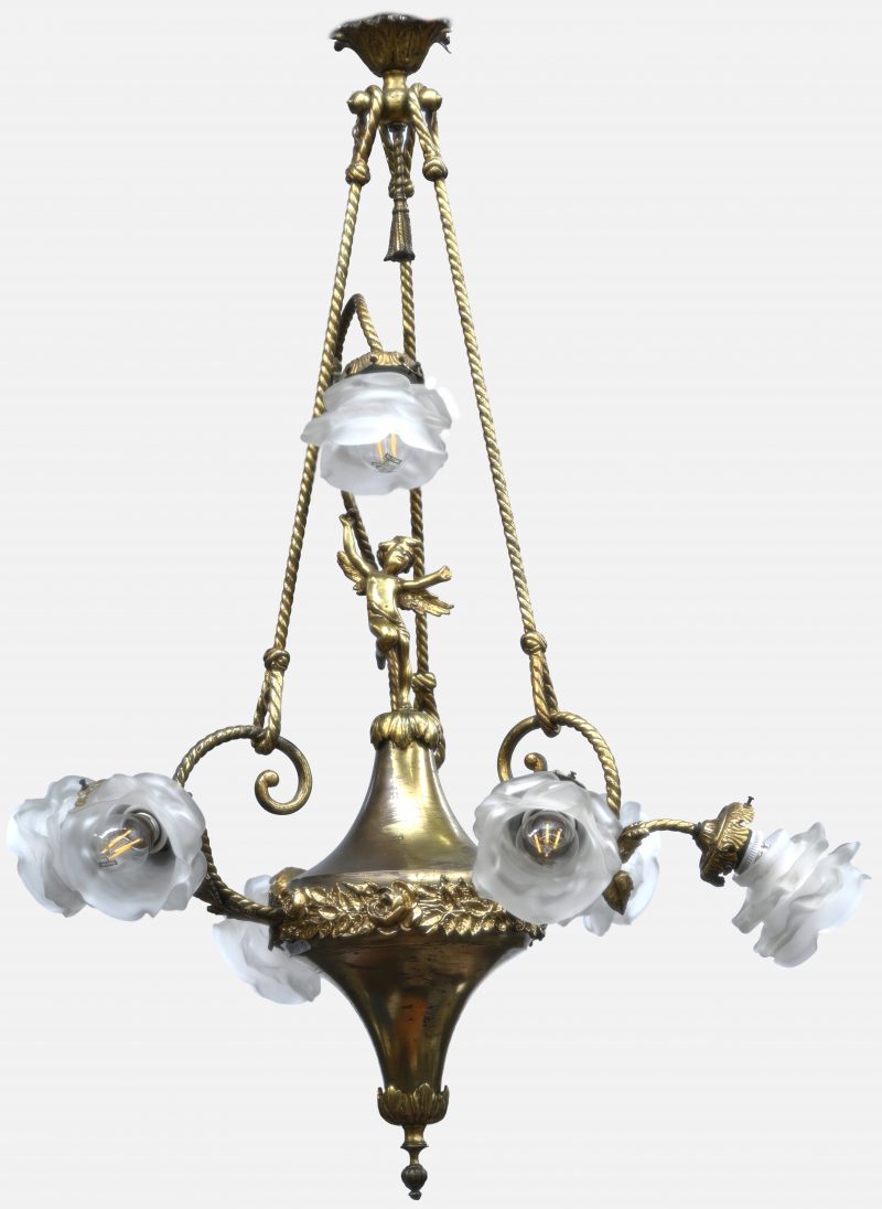 Een verguld bronzen luchter met 7 lichtpunten en glazen blakers in de vorm van roosjes. Cherubijn bovenaan.