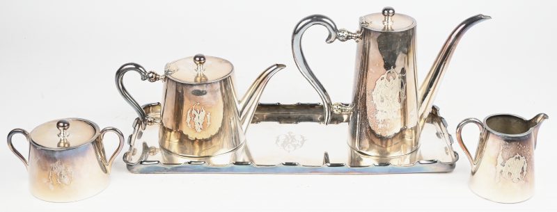 Een verzilverd metalen koffie- en theeset op dienblad. Alle 5 stuks dragen hetzelfde monogram. De koffie- en theepot alsook het melk- en suikerpotje zijn gemerkt Wiskemann.