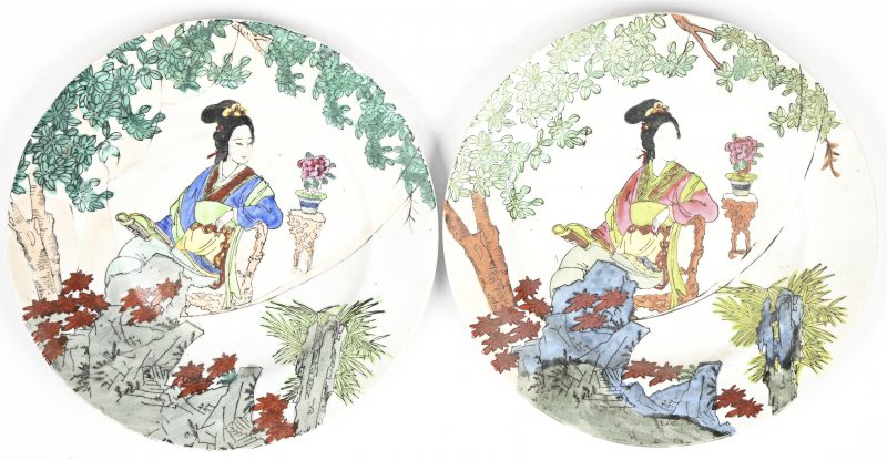 Een set van 2 handbeschilderde Chinese porseleinen borden met de afbeelding van een rustende dame.