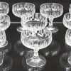 Een gegraveerd kristallen glasservies waaronder 10 champagne koepjes, 8 witte wijnglazen, 11 rode wijnglazen, 11 cognac glazen, 11 likeurglaasjes en 12 waterglazen.