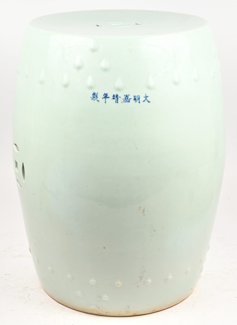 Een Chinees porseleinen celadonkleurige taboeret.