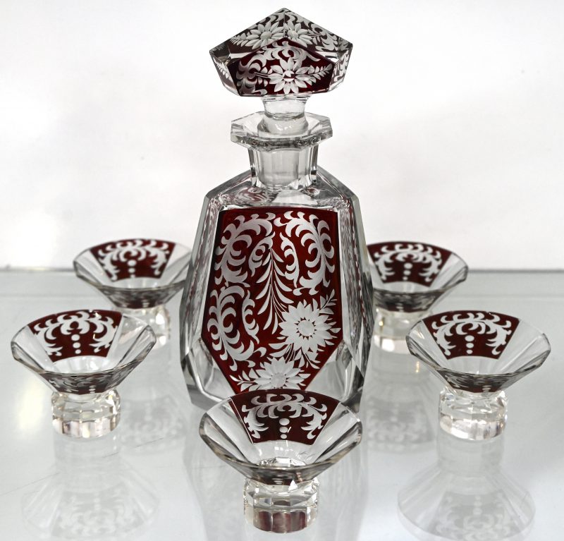 Een Art Deco Boheems kristal geslepen likeurset, bestaande uit 5 glaasjes en 1 karaf. Met floraal decor.