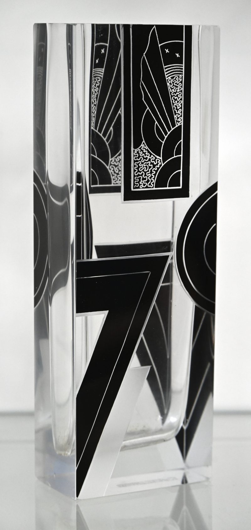 Een Art Deco Boheems kristal geslepen vaas met geometrisch decor.