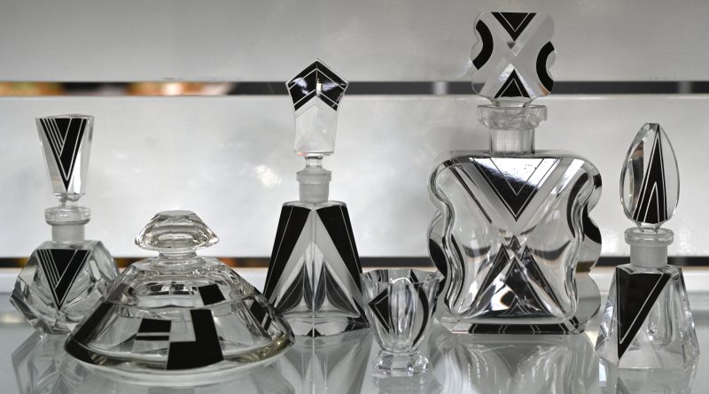 Een lot van 4 diverse Art Deco Boheems kristal geslepen parfumflacons met geometrisch decor, 1 poederdoosje, en bijgevoegd likeurglaasje.