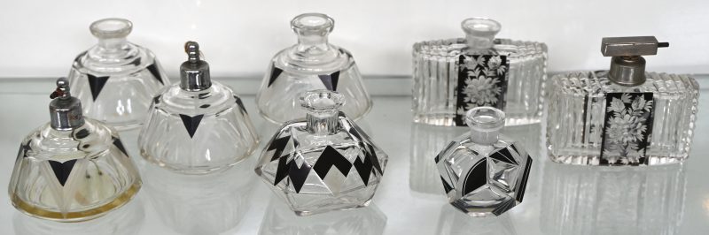 Een lot van 8 Art Deco Boheems kristal geslepen parfumflacons, waarvan 3 met spraydop en 5 met dop manco.