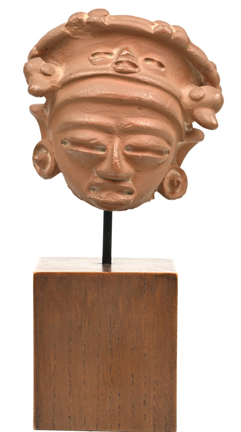 Een replica van een Meso-Amerikaans beeldje. Afkomstig van het Atelier D’Louvre in Parijs.