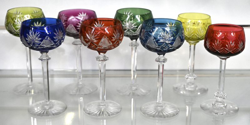 Een set van 8 geslepen kristallen vazen. In verschillende kleuren. 6 grote en 2 kleine.