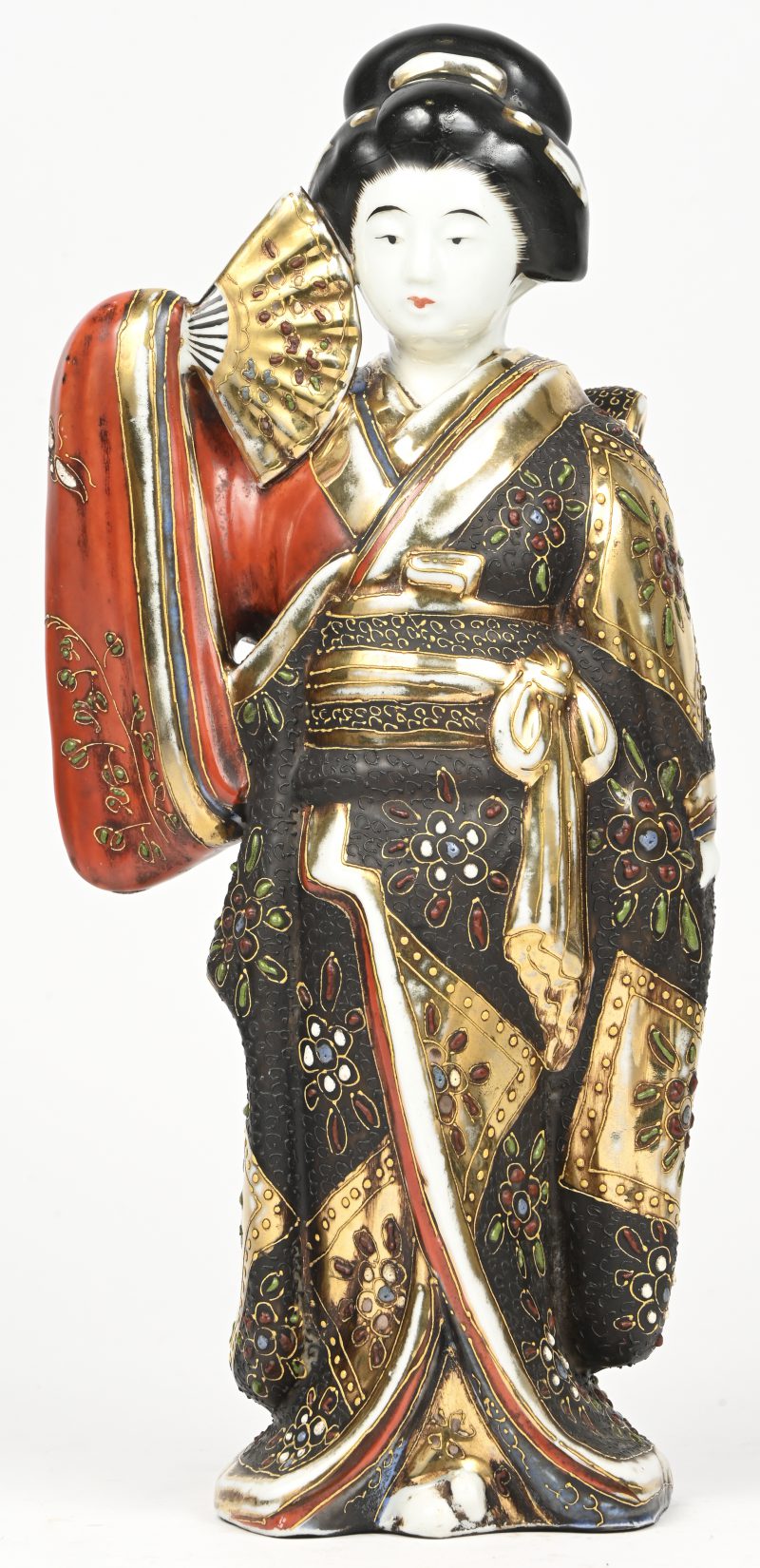 “Geisha”. Een meerkleurig Satsuma porseleinen beeldje met verguld decor.