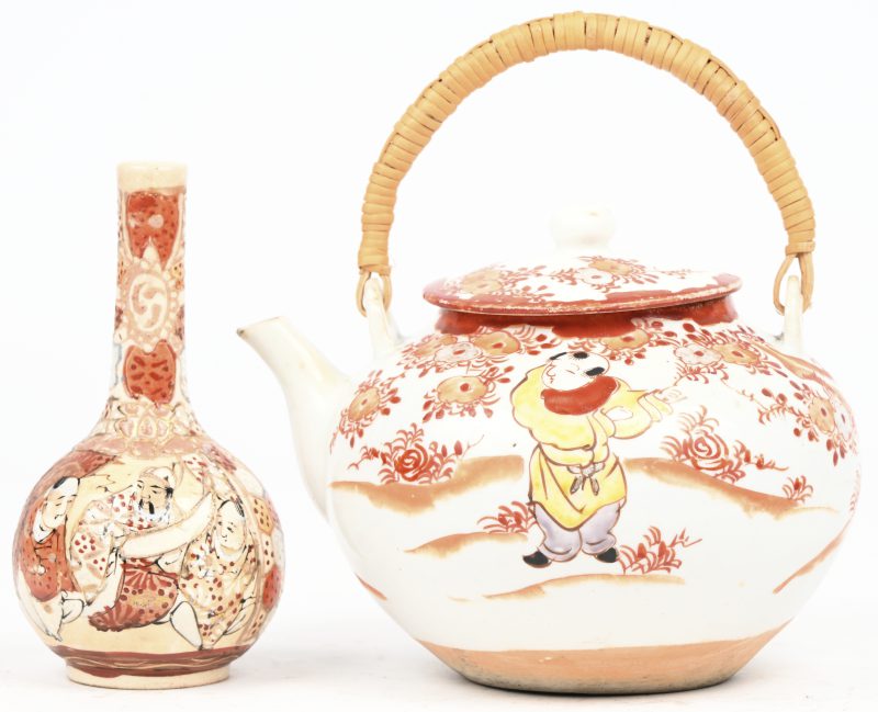 Een lot bestaande uit een Chinees porseleinen theepotje en een Satsuma vaasje, beiden met floraal en figuratief decor.