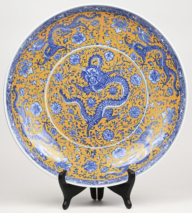 Een blauw geel Chinees porseleinen sierschaal met draken in het decor. Onderaan gemerkt, 20e eeuw.