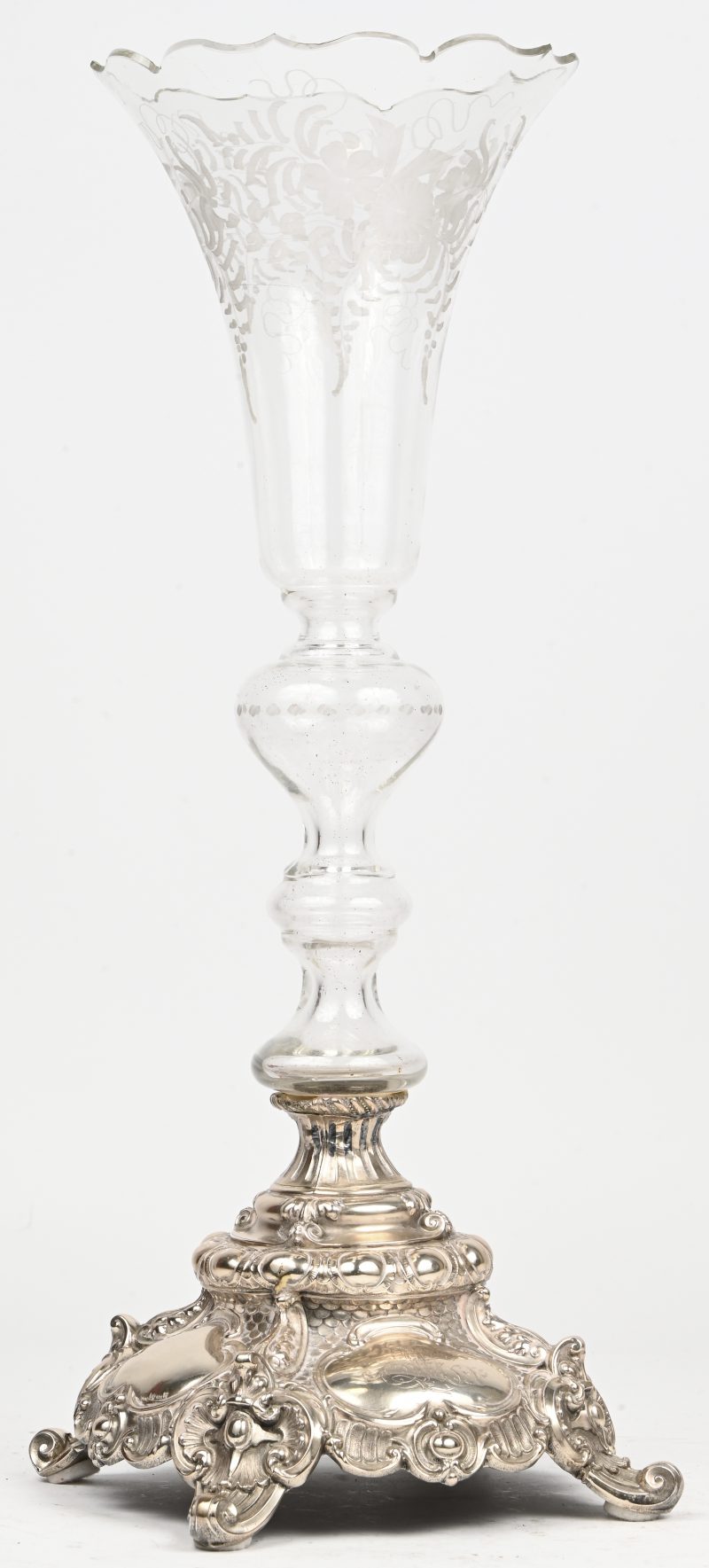 Een 19e eeuwse vaas in geslepen kristal op een zilveren voet. Draagt Duitse zilverkeuren en gemerkt 800.