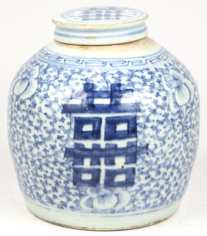Een gemberpot van Chinees porselein met een blauw op wit decor van gelukstekens op florale achtergrond.