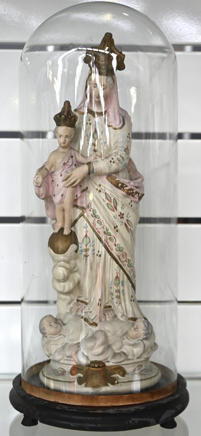 “Onze Lieve Vrouw van Lourdes”. Een Mariabeeld van meerkleurig biscuit onder glazen stolp. Omstreeks 1900.