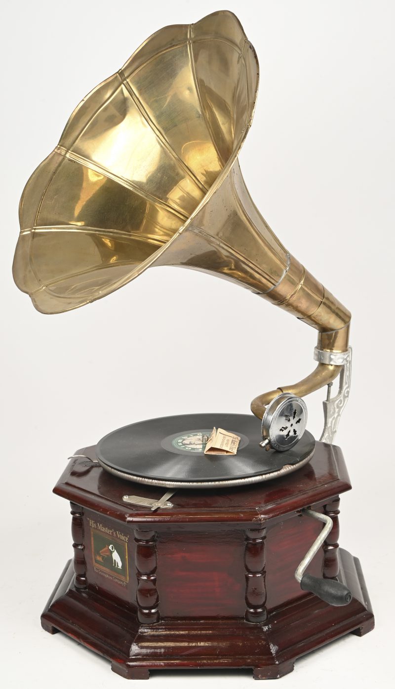 Een gramofoon met koperen hoorn, gemerkt His Masters Voice, The Gramophone Compant Ltd.