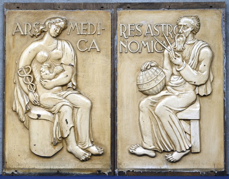“Res Atronomica en Ars Medica”. Twee massief houtgesculpteerde panelen rond de wetenschappen en kunsten afkomstig uit het ‘Café des Arts’ op de Frankrijklei te Antwerpen.