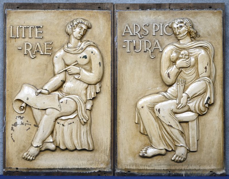 “Ars Pictura en Litterae”. Twee massief houtgesculpteerde panelen rond de wetenschappen en kunsten afkomstig uit het ‘Café des Arts’ op de Frankrijklei te Antwerpen.