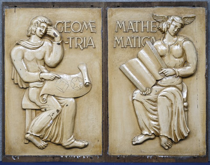 “Mathematica en Geometria”. Twee massief houtgesculpteerde panelen rond de wetenschappen en kunsten afkomstig uit het ‘Café des Arts’ op de Frankrijklei te Antwerpen.