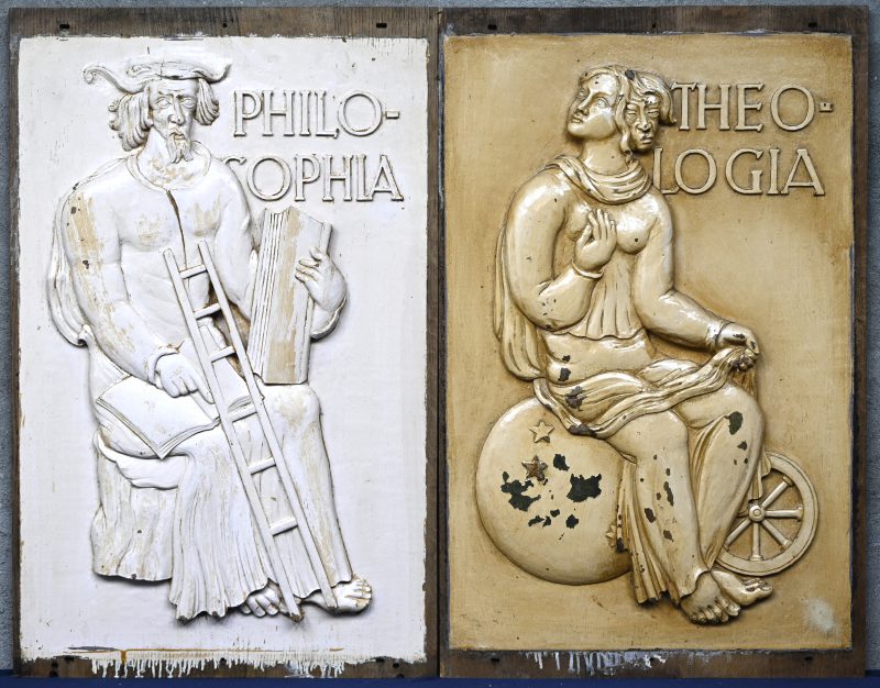 “Theologia en Philosophia”. Twee massief houtgesculpteerde panelen rond de wetenschappen en kunsten afkomstig uit het ‘Café des Arts’ op de Frankrijklei te Antwerpen.