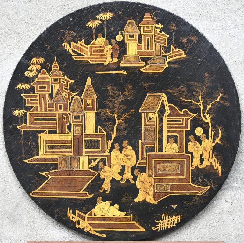 Een beschilderde houten plaquette met Aziatische taferelen.