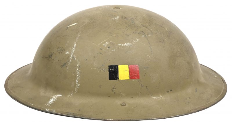 Oude Belgische legerhelm met binnenhelm en kinriem.