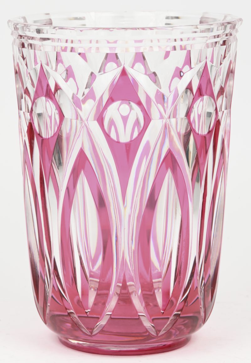 Een kristallen vaas, kleurloos en roze in de massa gekleurd, onderaan gemerkt Val Saint Lambert.