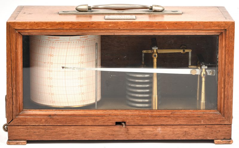 Een vintage draagbaar, analoge seismograaf in houten vitrinekast. Boven gemerkt.
