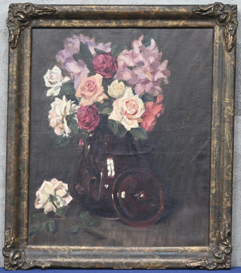 “Kruik met rozenboeket”.  Een schilderij, olieverf op doek. Verso toegeschreven aan Rik De Bruyn.