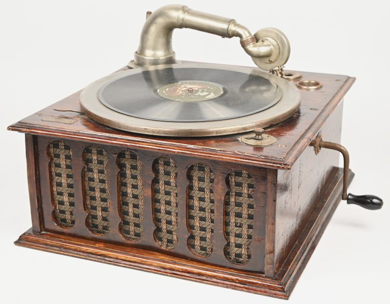 Een antieke gramofoon. Te restaureren of voor onderdelen.